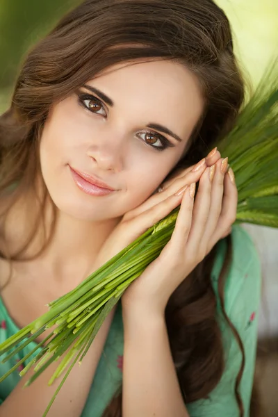 Gelukkige vrouw mooi meisje glimlachend buitenshuis — Stockfoto