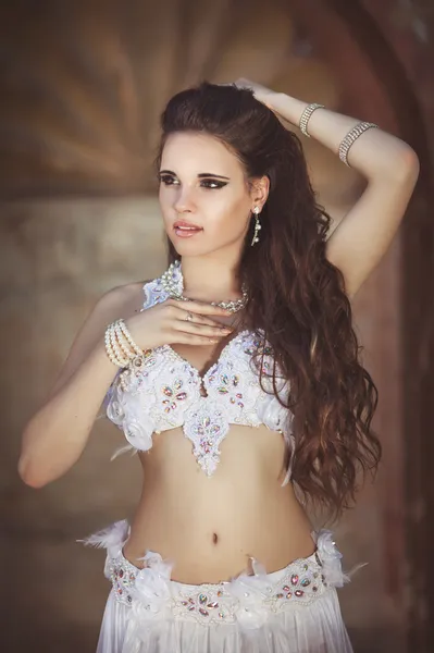 Mooie vrouw belly dancer — Stockfoto