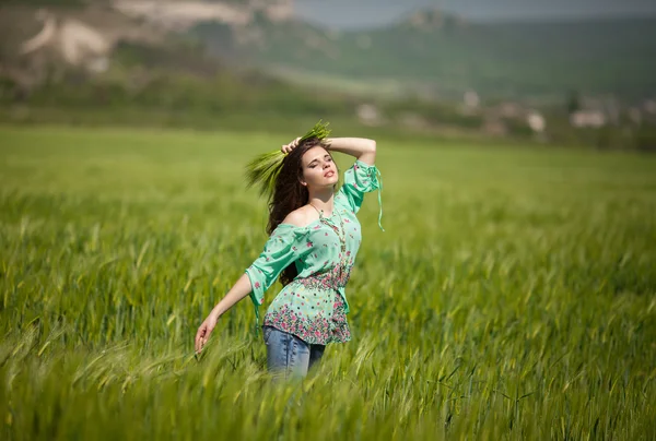 Счастливая женщина Красивая девушка улыбается на открытом воздухе — стоковое фото