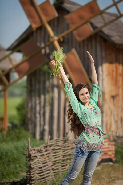 Glückliche Frau schönes Mädchen lächelt im Freien — Stockfoto