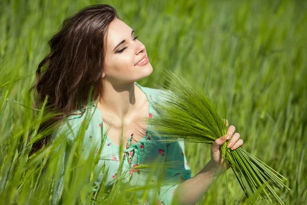 Femme heureuse Belle fille souriant à l'extérieur — Photo