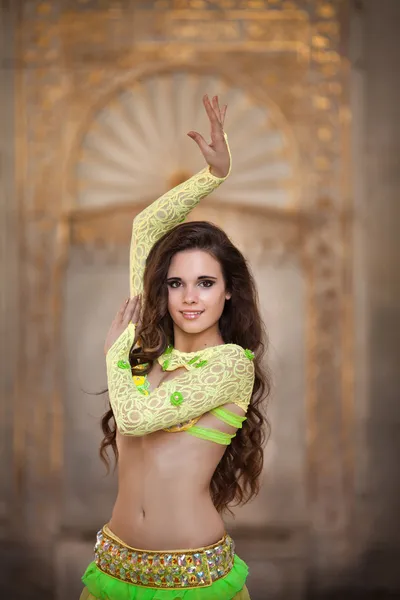 Mooie vrouw belly dancer — Stockfoto
