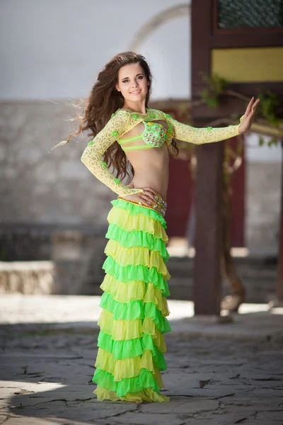 Krásná žena břišní tanečnice — Stock fotografie