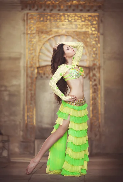 Mulher bonita dançarina do ventre — Fotografia de Stock