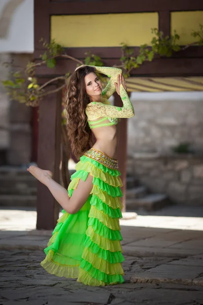 Beautiful woman belly dancer — Stock Photo, Image