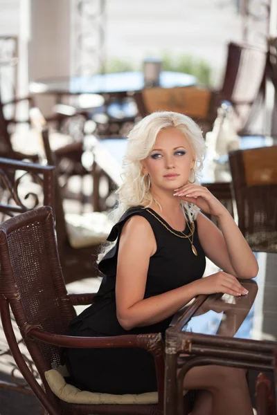 Beautiful happy woman in cafe — Stock Photo, Image