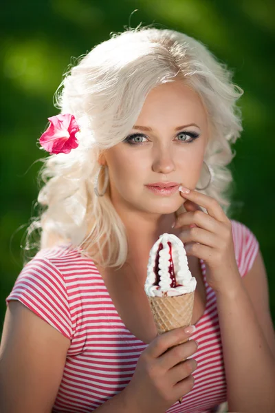 Gelukkige vrouw blond ontspannen op groen gras — Stockfoto