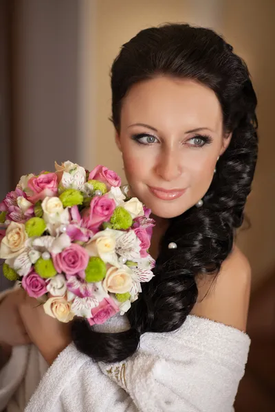 Счастливая сексуальная красивая невеста — стоковое фото