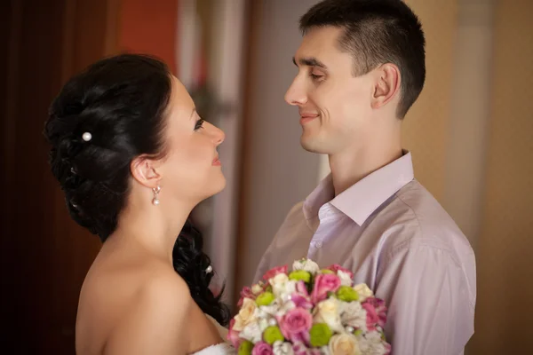 Beautiful bride and groom — Stock Photo, Image