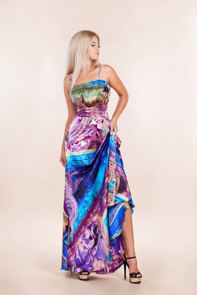 Attraktive Mode Mädchen in blauem Kleid — Stockfoto