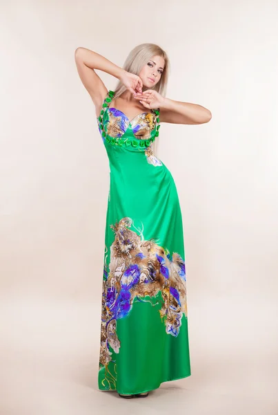 Atrakcyjny moda dziewczyna w zielonej sukni — Zdjęcie stockowe