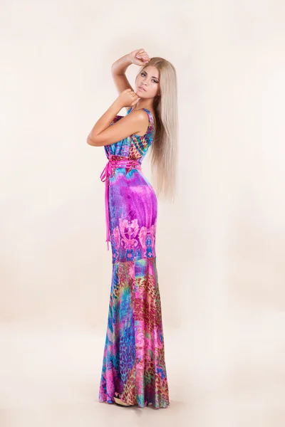 जांभळा ड्रेस मध्ये आकर्षक फॅशन मुलगी — स्टॉक फोटो, इमेज