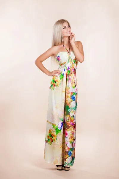 Muchacha de moda atractiva en vestido de color —  Fotos de Stock