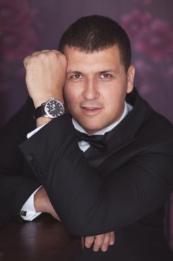 güzel bir damat portresi