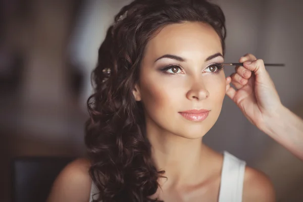 Bela noiva com maquiagem de casamento e penteado — Fotografia de Stock