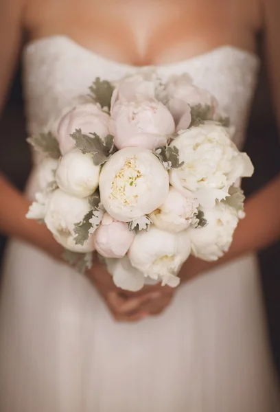 Bruiloft bruid boeket van verse bruids bloemen — Stockfoto