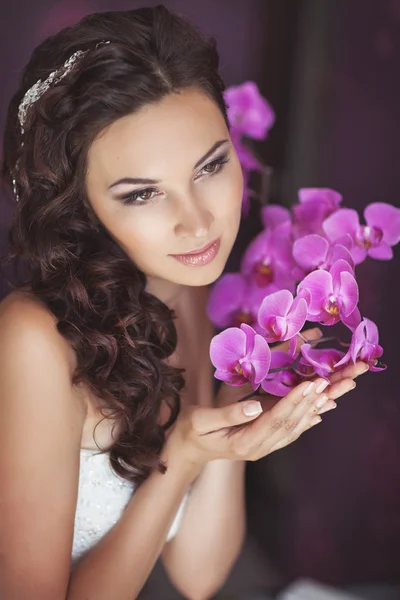 Schöne Braut am Hochzeitstag im Brautkleid — Stockfoto