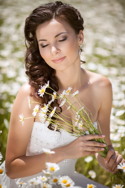 Bela noiva no dia do casamento Em vestido de noiva — Fotografia de Stock