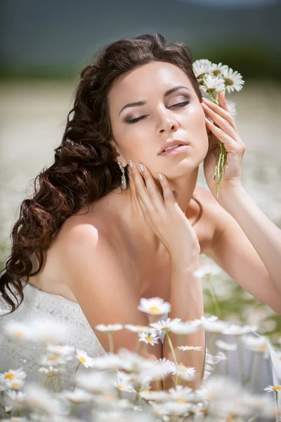 Piękna panna młoda w dniu ślubu w sukni ślubnej — Zdjęcie stockowe