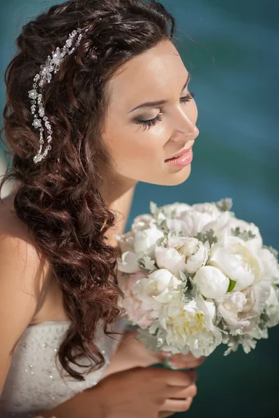 Gyönyörű menyasszony az esküvő napján a menyasszonyi ruha — Stock Fotó