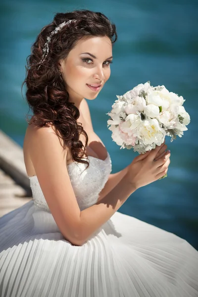 Bella sposa nel giorno del matrimonio In abito da sposa — Foto Stock