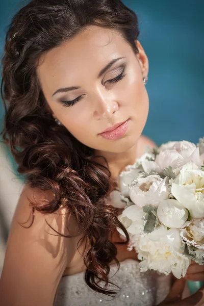 Hermosa novia en el día de la boda en vestido de novia — Foto de Stock