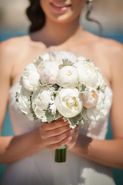 Matrimonio sposa bouquet di fiori nuziali freschi — Foto Stock