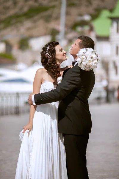 Braut und Bräutigam am Hochzeitstag — Stockfoto