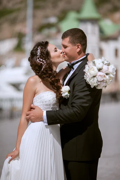 Νύφη και ο γαμπρός κατά την ημέρα του γάμου — Φωτογραφία Αρχείου