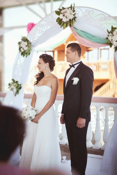 Bruid en bruidegom op de huwelijksdag — Stockfoto
