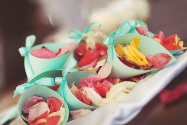 Bruiloft decoratie, bloemblaadjes in een feestelijke papier — Stockfoto