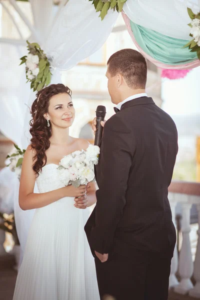 Novia y novio en el día de la boda — Foto de Stock