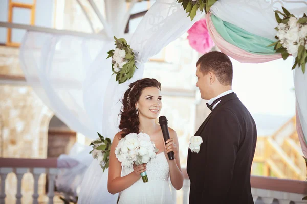 Braut und Bräutigam am Hochzeitstag — Stockfoto