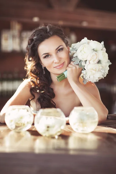 Braut im Hochzeitskleid — Stockfoto