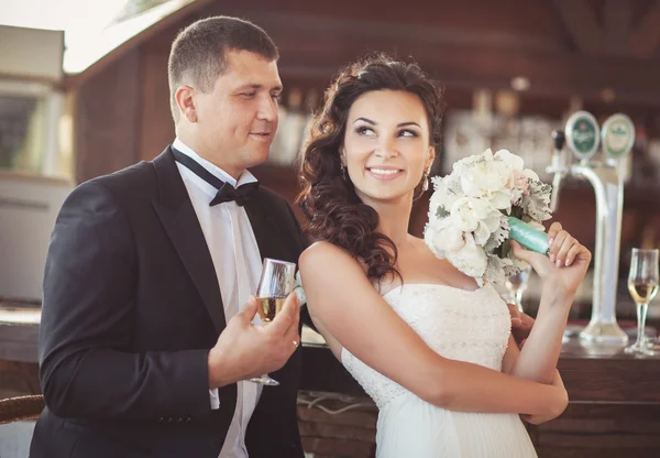 Novia y novio en el día de la boda —  Fotos de Stock