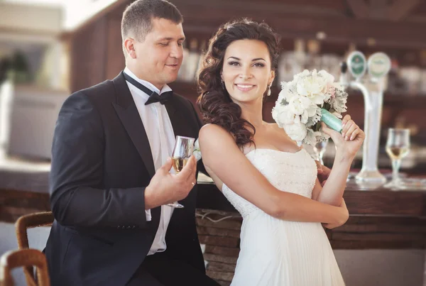 Braut und Bräutigam am Hochzeitstag — Stockfoto