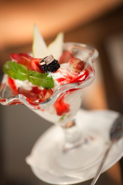 nişan yüzüğü dondurma tatlı restoran olarak.