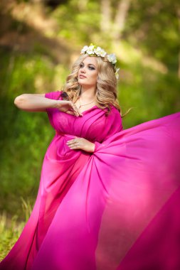 mutlu hamile kadın, hamilelik kızın rahatlatıcı doğa üzerinde.