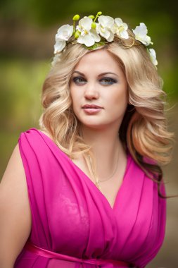 Çiçekli güzel bir kadın..