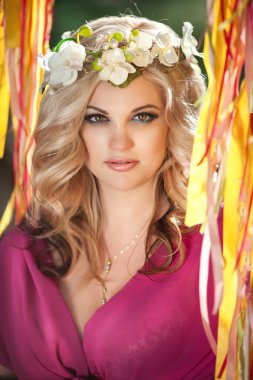 Güzel hamile kadın dışarıda.