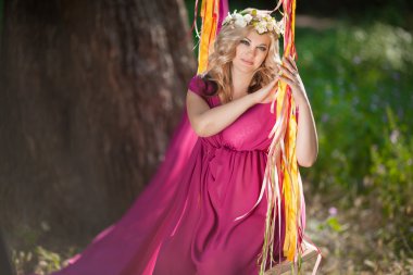 Güzel hamile kadın dışarıda.