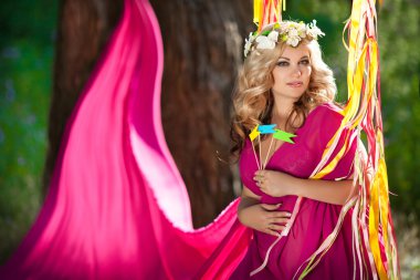 Güzel hamile kadın dışarıda.