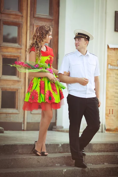 Homme heureux et femme sur la datation — Photo