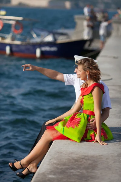 Marinaio militare e la sua ragazza vicino al mare — Foto Stock