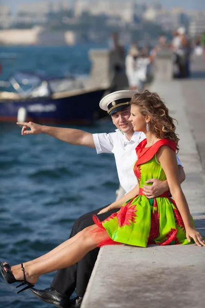 Marinero militar y su novia cerca del mar — Foto de Stock