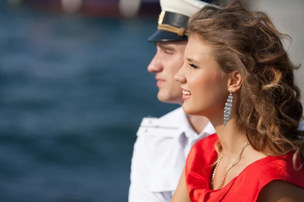 軍事船乗りと海の近くの彼のガール フレンド — ストック写真