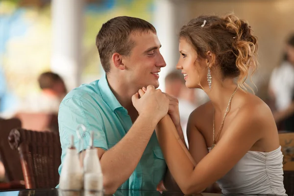 Feliz casal amoroso no café — Fotografia de Stock