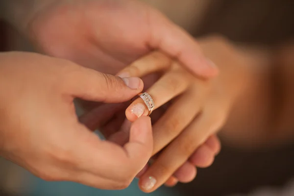 Mann schenkt seiner Freundin Verlobungsring. — Stockfoto