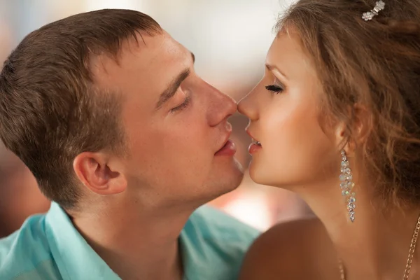 Bonito jovem casal homem e mulher apaixonados — Fotografia de Stock