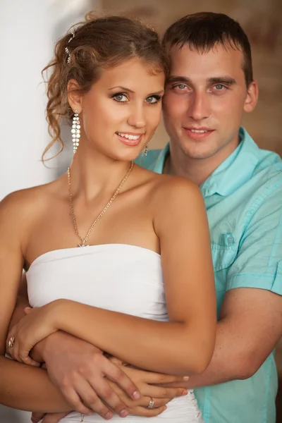 Bonito jovem casal homem e mulher apaixonados . — Fotografia de Stock